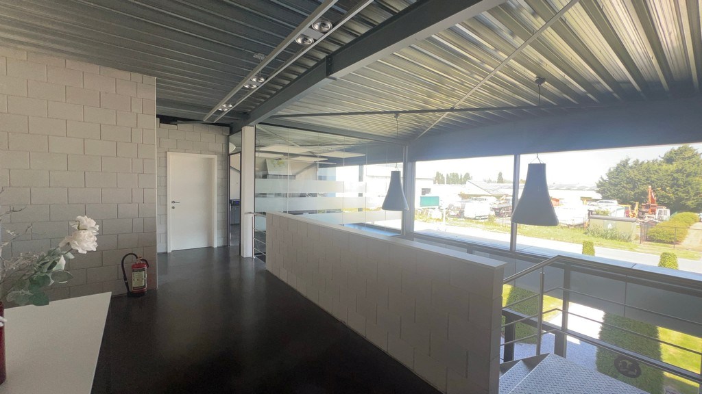 Bedrijfspand met appartement te koop nabij N47 in Lebbeke