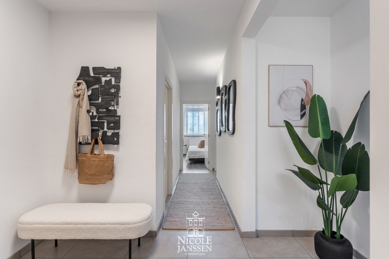 Inkomhal op de eerste verdieping met trap naar de tweede verdieping