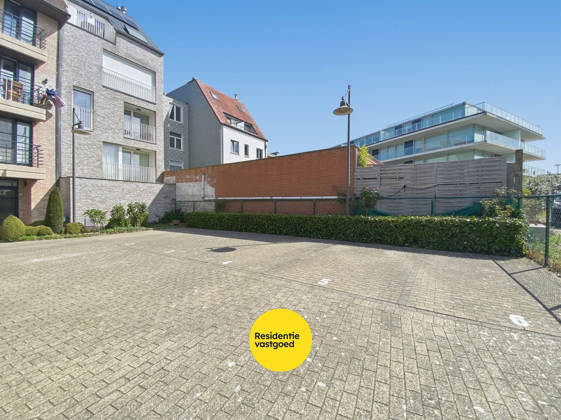 Op te frissen 2-slaapkamerappartement (73m²) te Koksijde Sint-Idesbald. 
