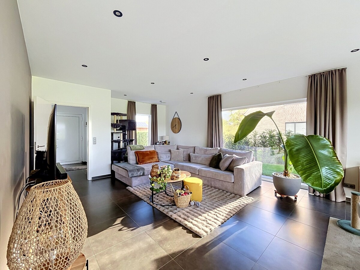 Recente halfopen woning met 3 ruime slaapkamers! 