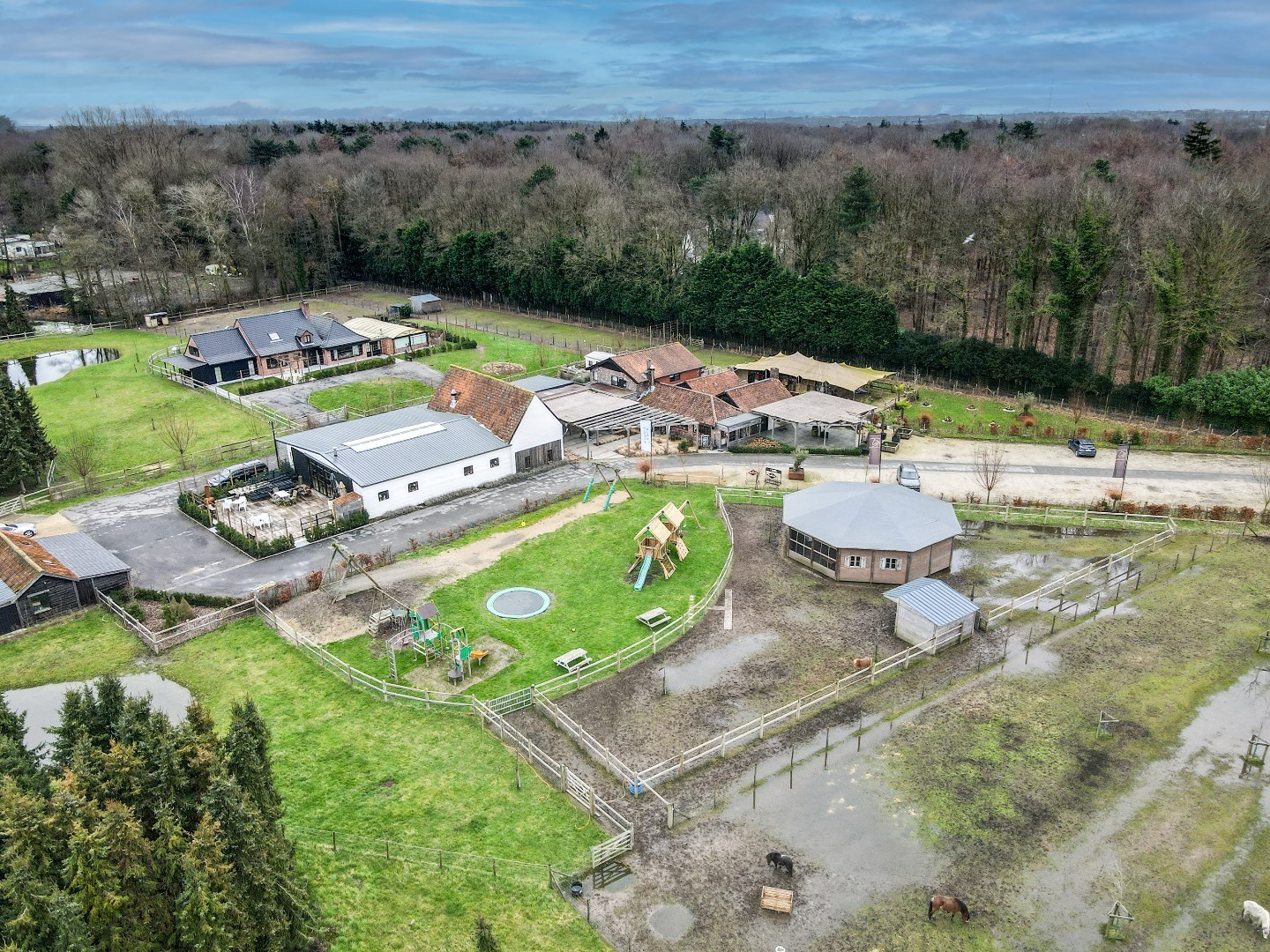 Exclusief domein met restaurant/feestzaal en luxueuze woning op 5 Ha te Torhout 