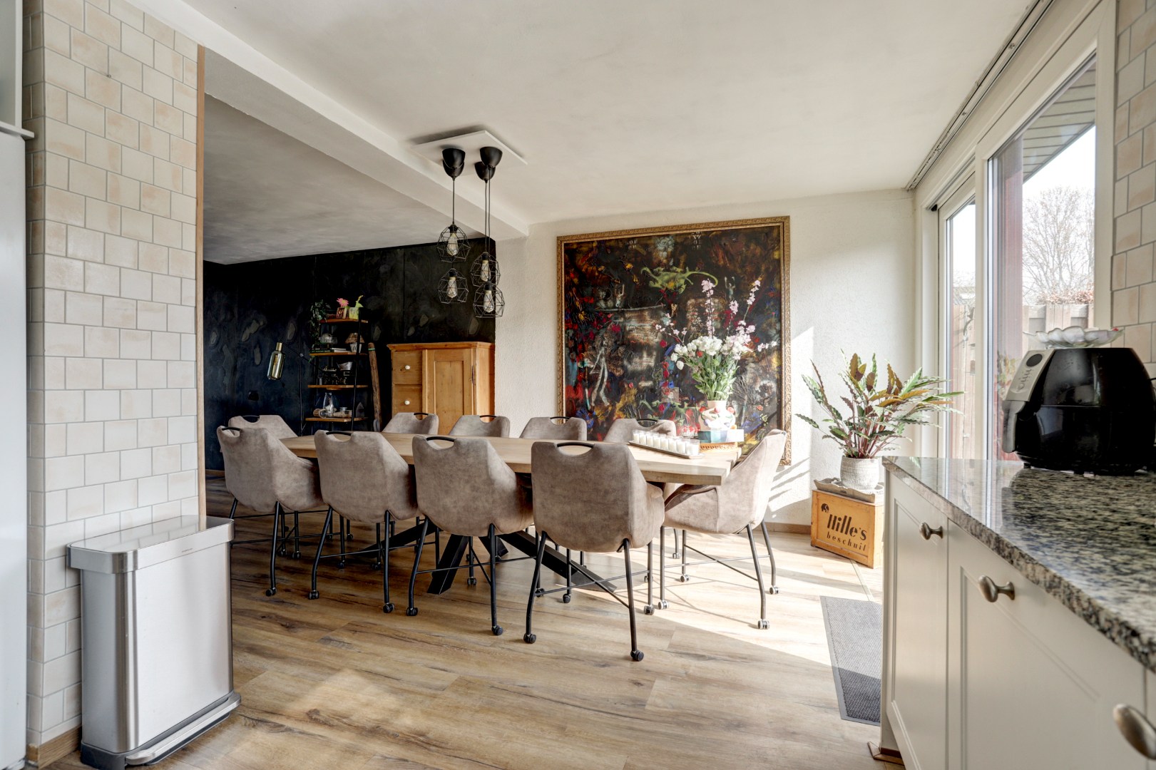 Ruime uitgebouwde 6-kamer hoekwoning met kunststofkozijnen, dakkapellen, grote tuin en eigen grond. 