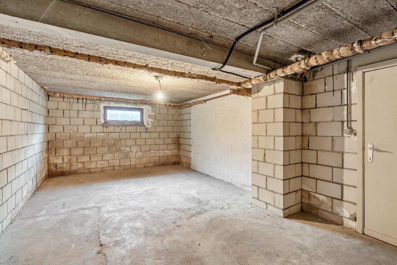 Te renoveren karakteristieke bungalow, 3 Slpk, ruime kelder met garage, op toplocatie 