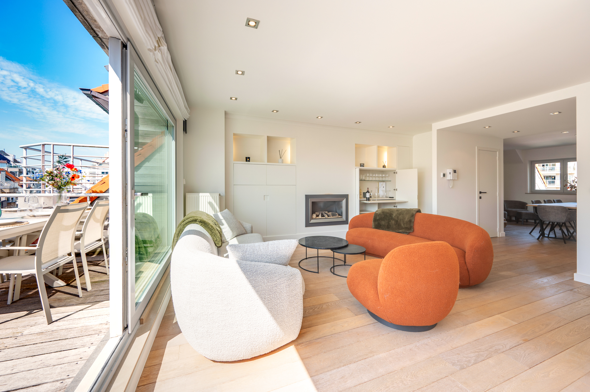 Exclusif duplex penthouse avec 3 chambres et terrasse ensoleillée, situé dans un emplacement de choix près de la place Rubens et de la mer. 