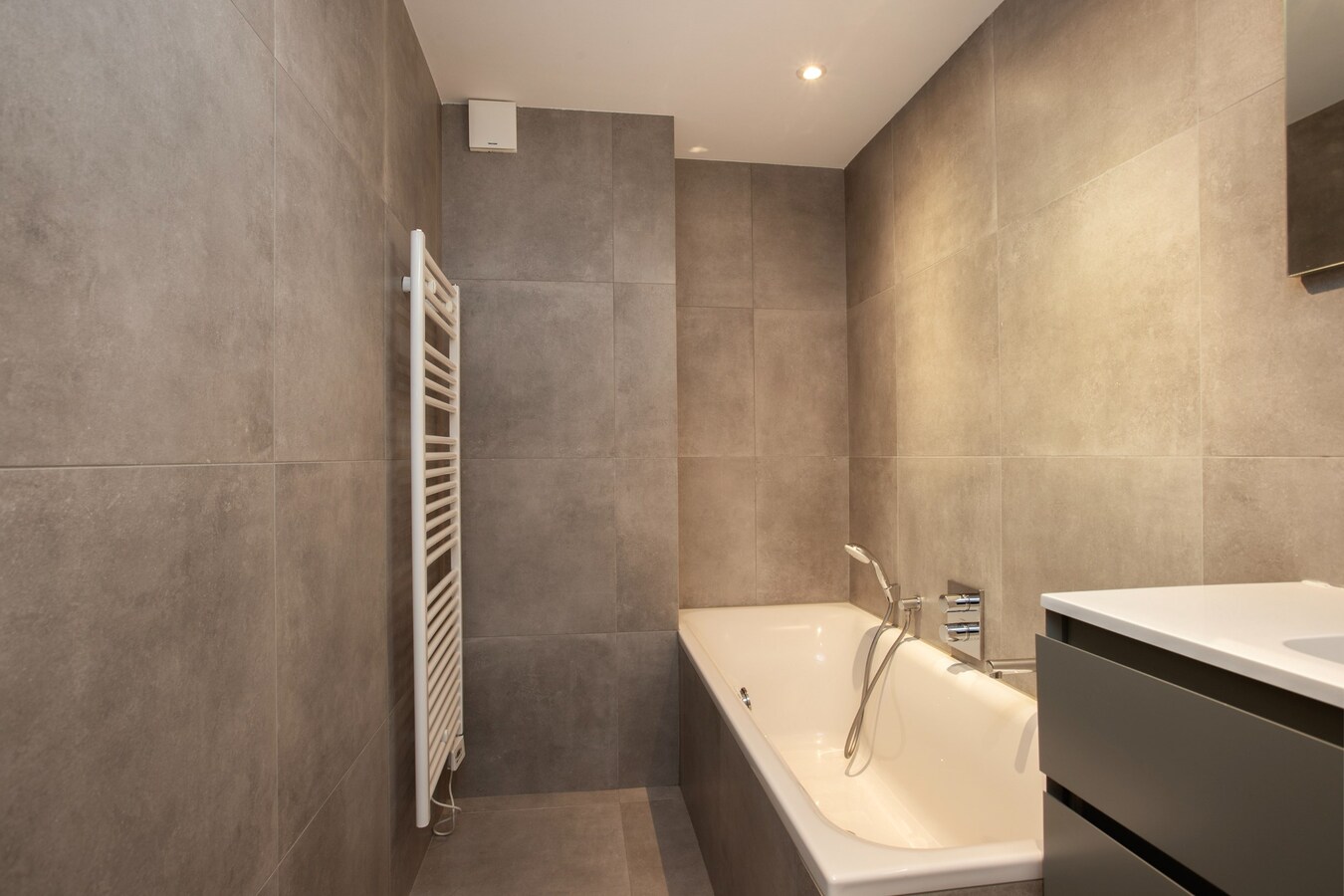 Zeer ruim halfvrijstaand woonhuis met aanpandige garage/berging en hobbyruimte/mantelzorgwoning. 