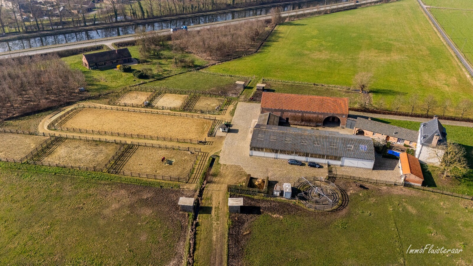 Uitzonderlijke woning met paardenaccommodatie, binnen- en buitenpiste op ca. 9,4 ha te Haacht 