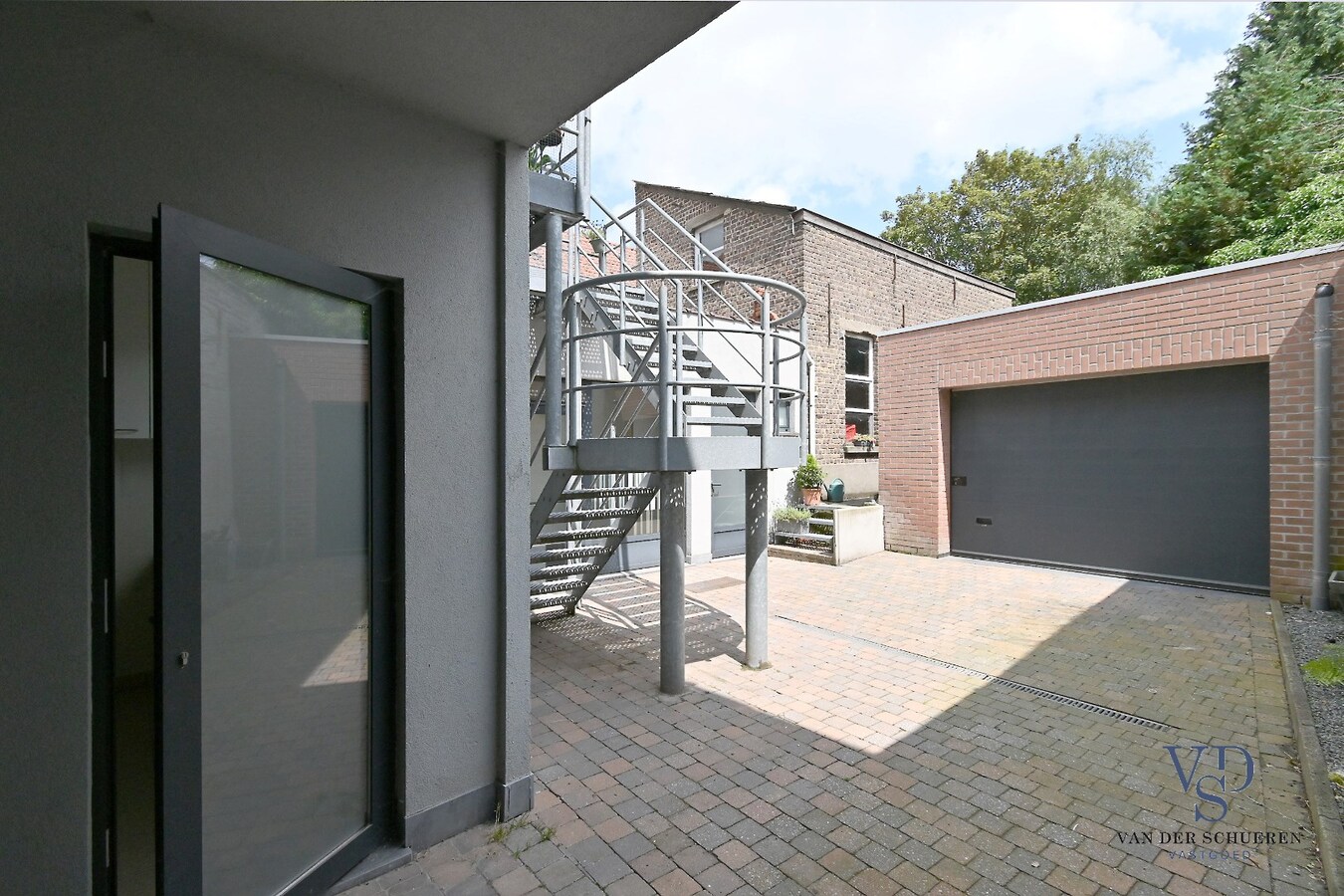 Commercieel gelijkvloers met ruime duplex en tuin. 