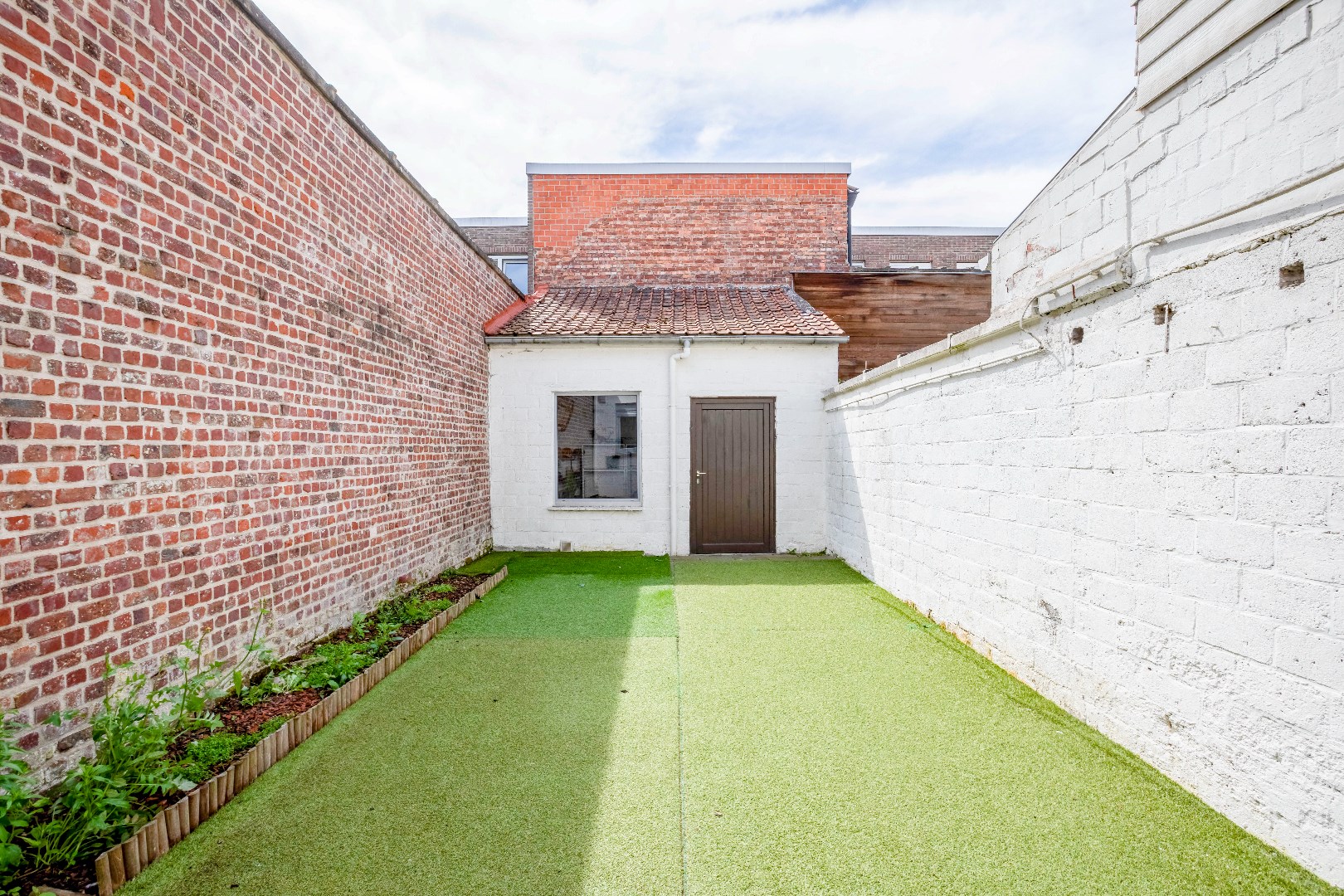 Toffe woning in rij met ingerichte tuin en garagebox 