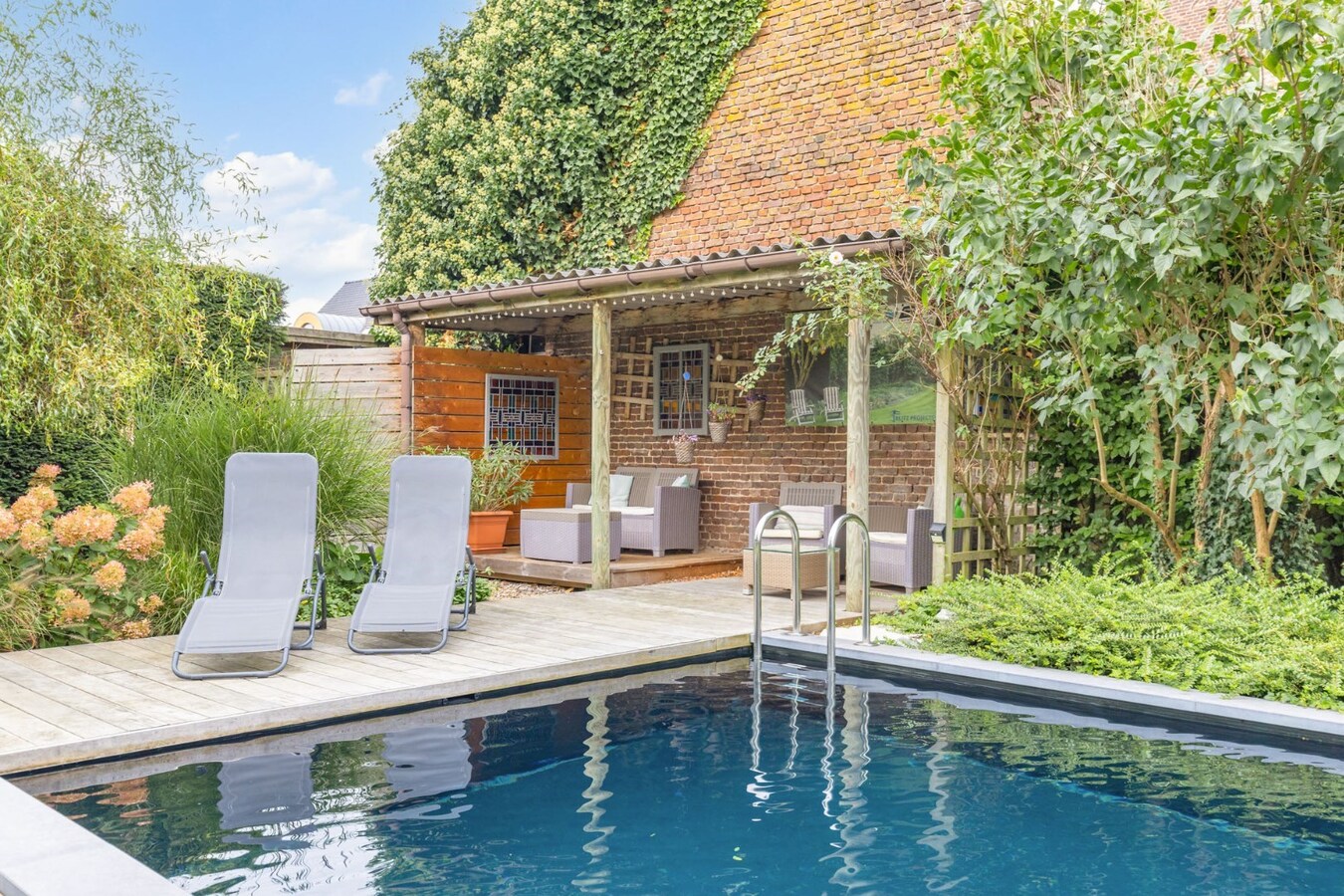 Instapklaar landhuis met bewezen B&amp;B, wellness, dierenfaciliteiten en uitzonderlijk privacy wonen en ondernemen in Maasmechelen. 