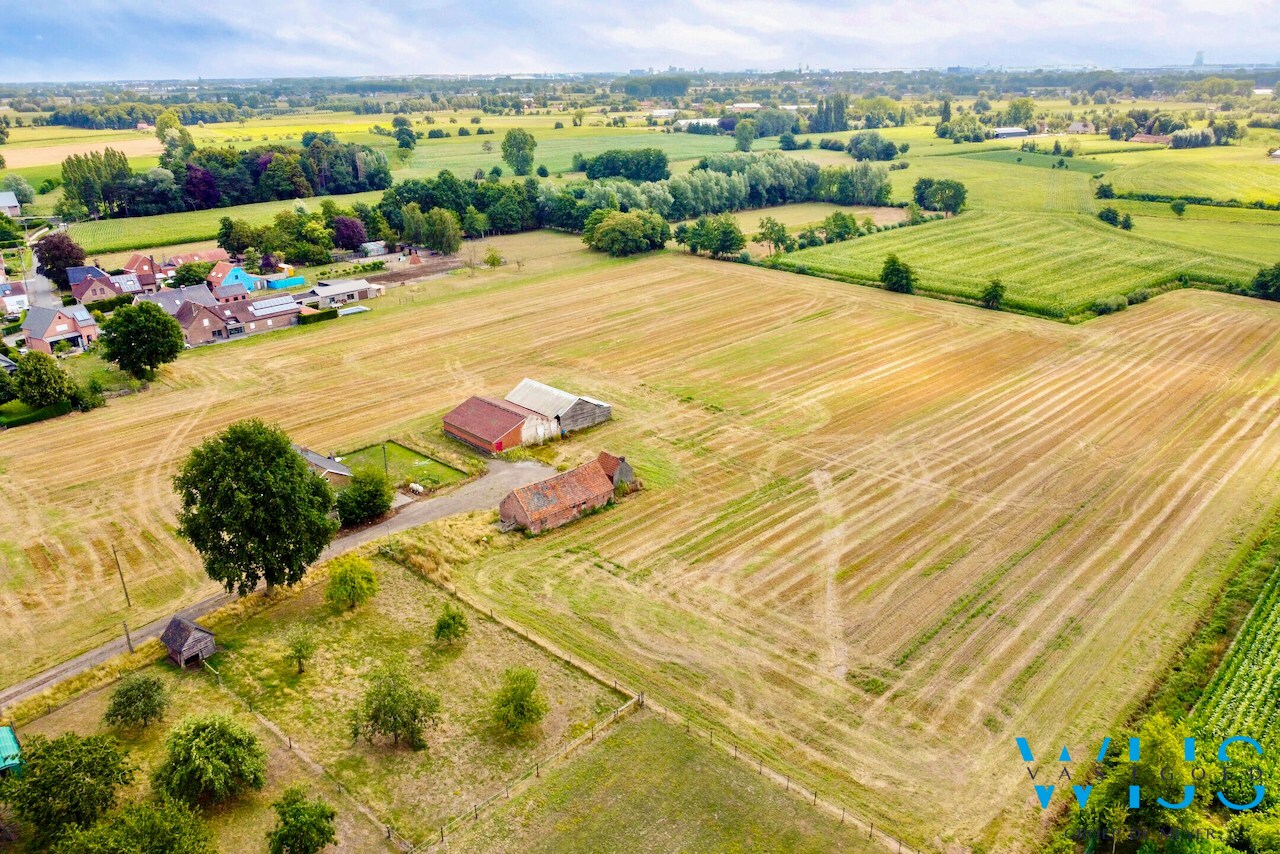 Op te frissen bungalow met 36.274m² grond te Oosteeklo ! 