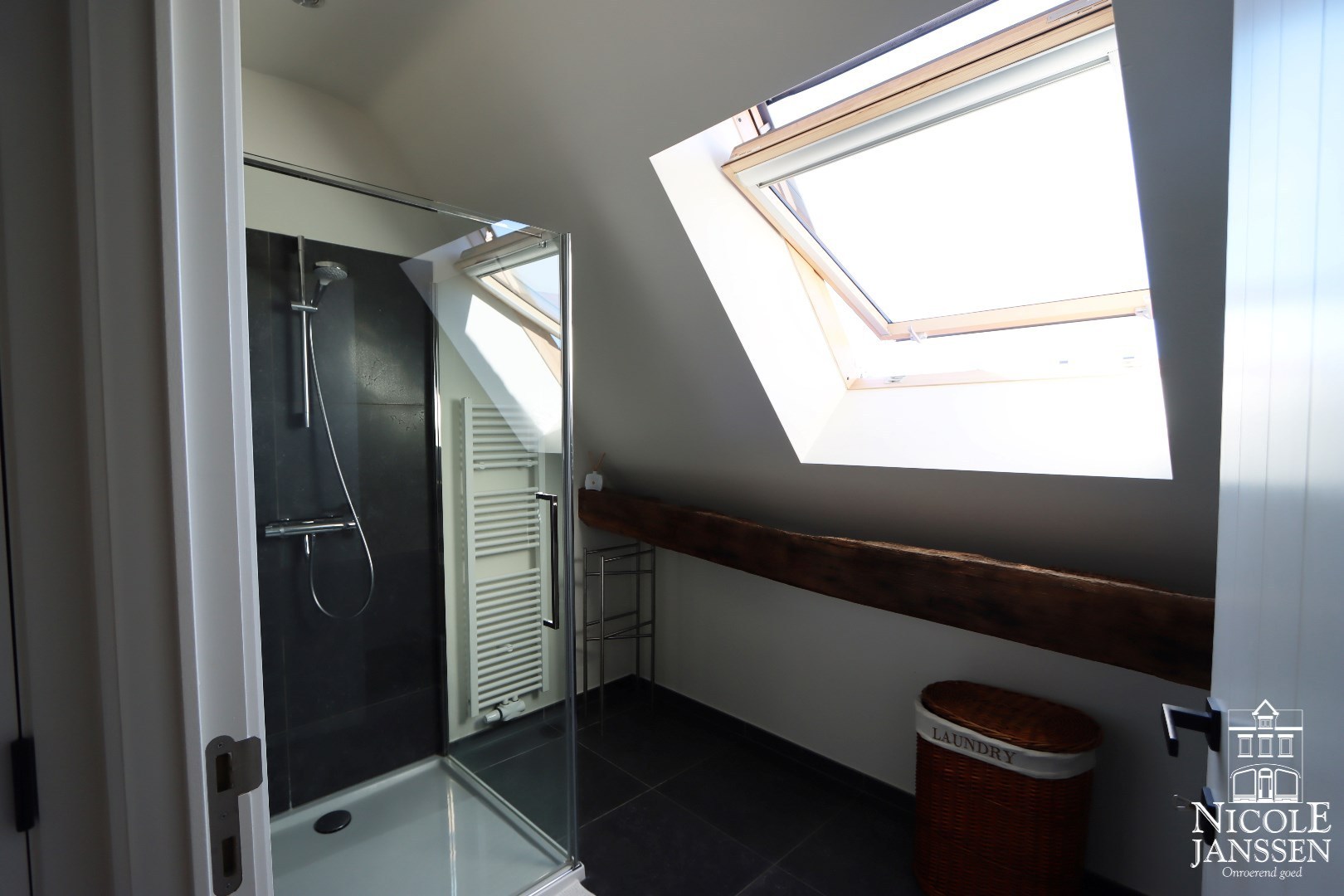 Deels betegelde badkamer 