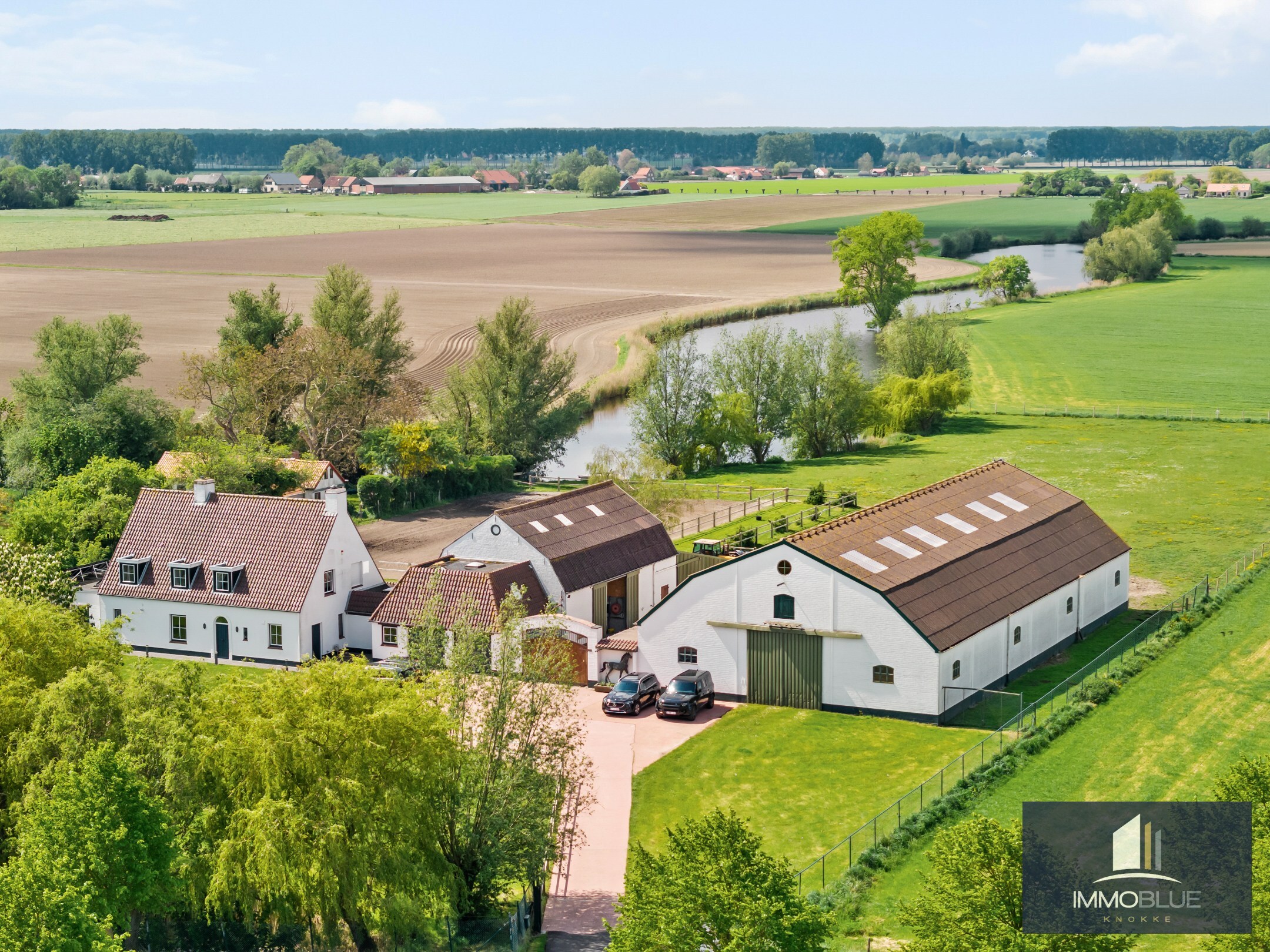 Domaine idylliquement situé avec maison rénovée, espace professionnel et installations équestres étendues. 