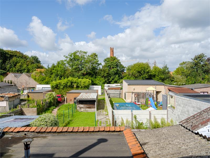 Een buitenkans van een renovatieproject: te renoveren rijwoning in centrum van Eeklo 