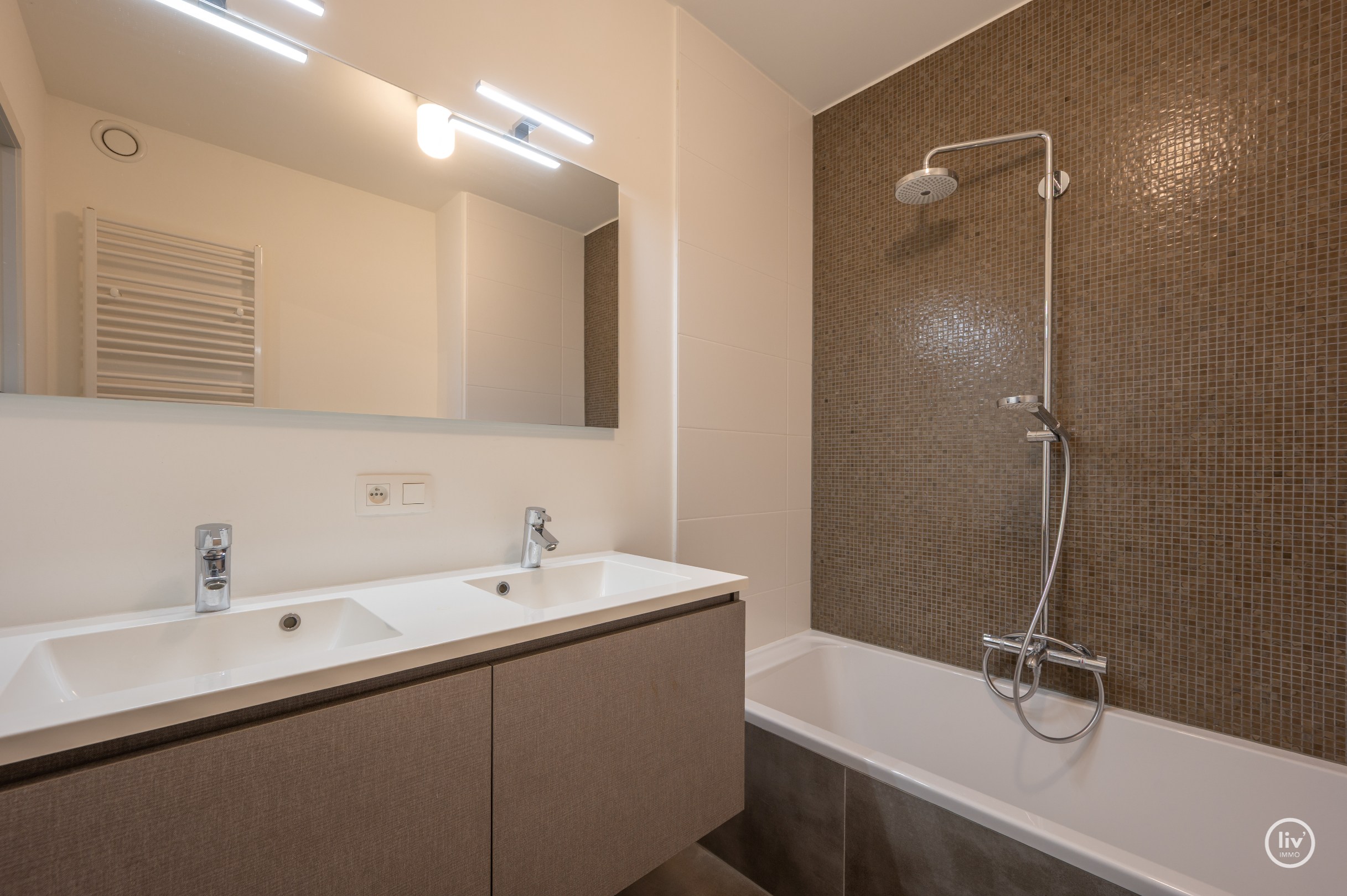 Magnifique appartement spacieux avec 3 chambres situé dans un immeuble récent à Duinenwater. 