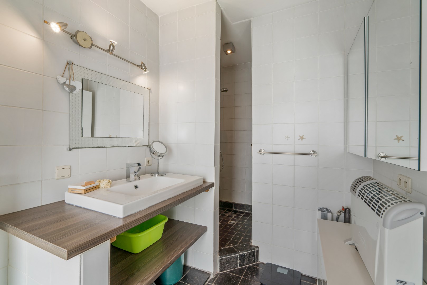 Bemeubeld appartement met 2 slaapkamers en garagebox 