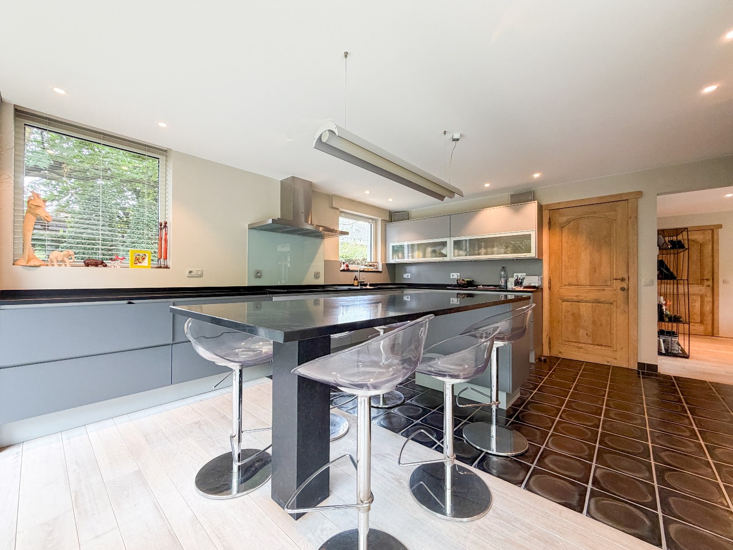 Ruime villa met prachtige tuin en hoogwaardige afwerking, perceel van 1891 m², rustig gelegen te Torhout 