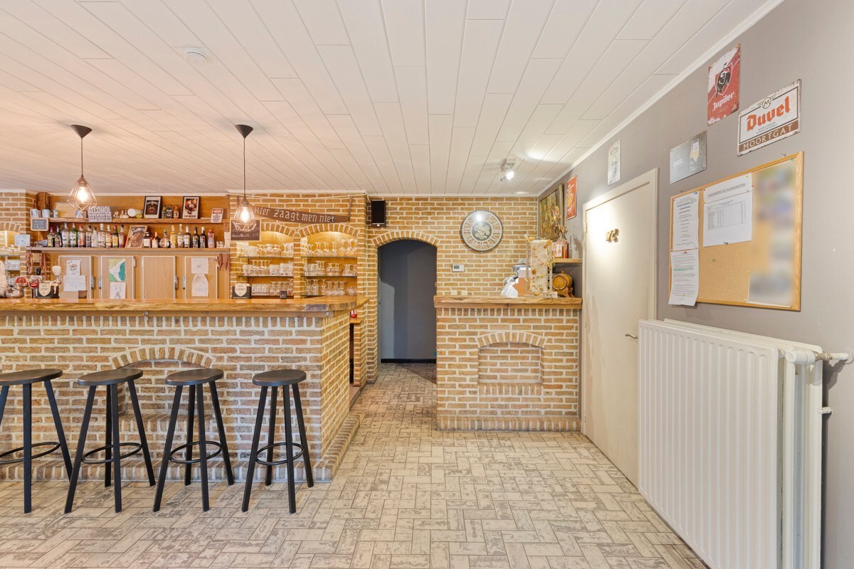 Woning met handelspand te koop in Oostrozebeke op een perceel van 768 m2. 