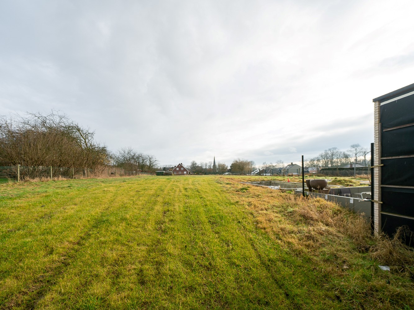 Residentieel gelegen bouwgrond (3a 85ca) voor een 3-gevel 