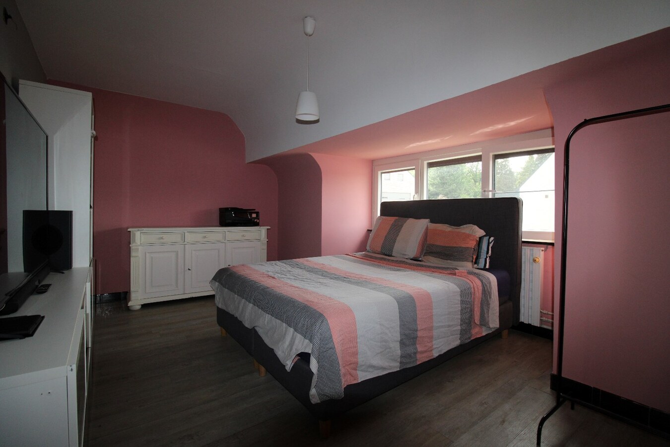 Gerenoveerde open bebouwing met gezellige tuin en garage 