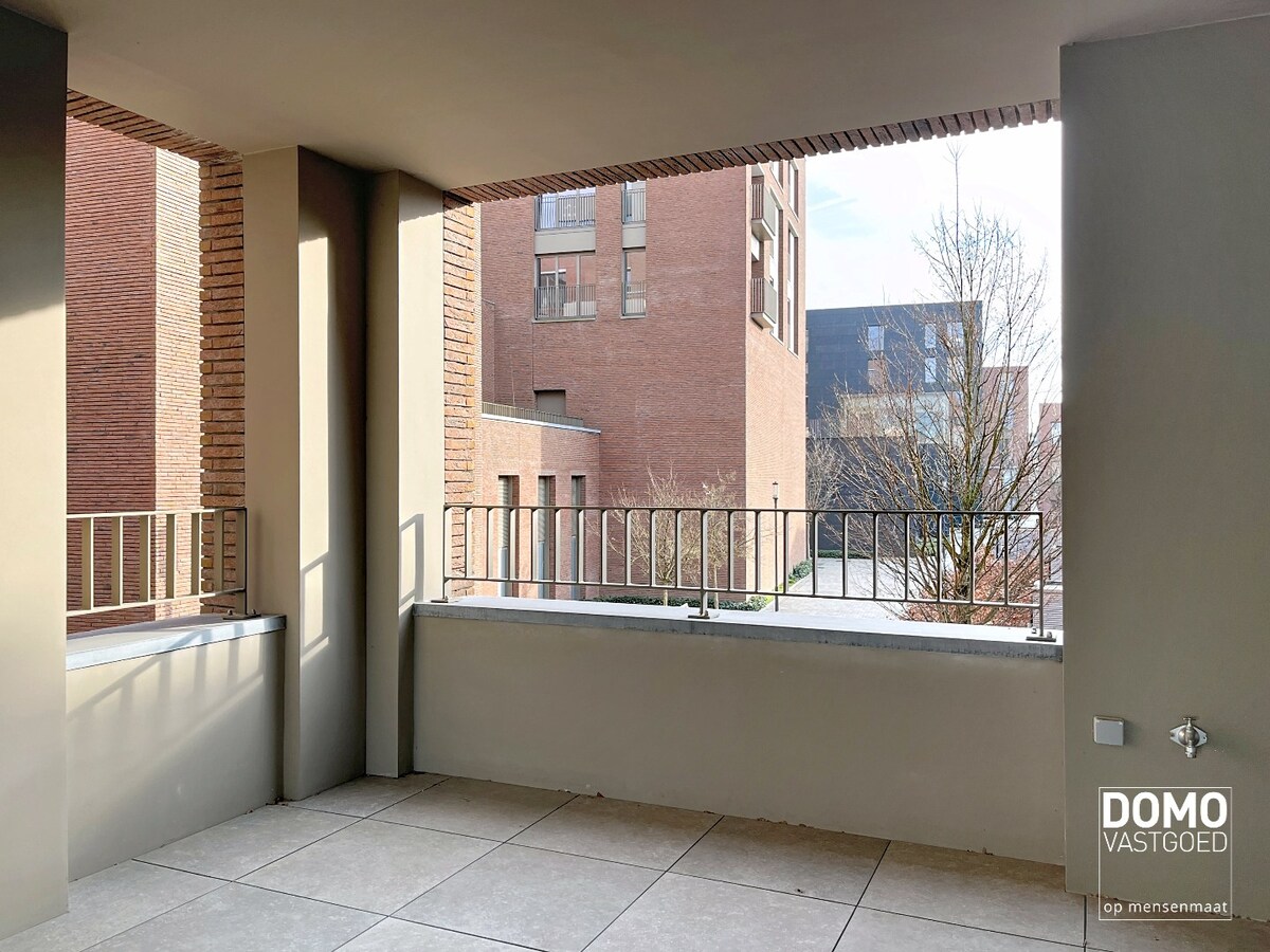 PRACHTIG APPARTEMENT MET ZONNIG TERRAS, 2 SLAAPKAMERS EN GARAGEBOX TE HUUR IN HET CENTRUM VAN HASSELT 