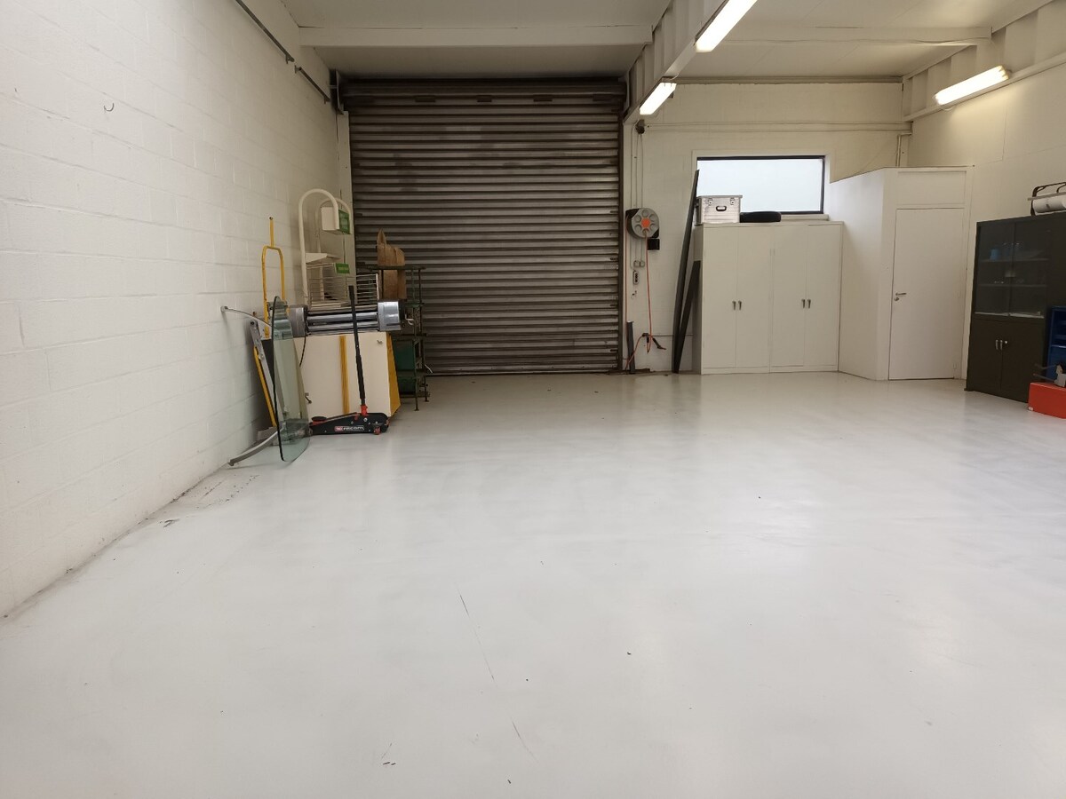 Atelier/opslagplaats, gunstig gelegen te Kuringen 