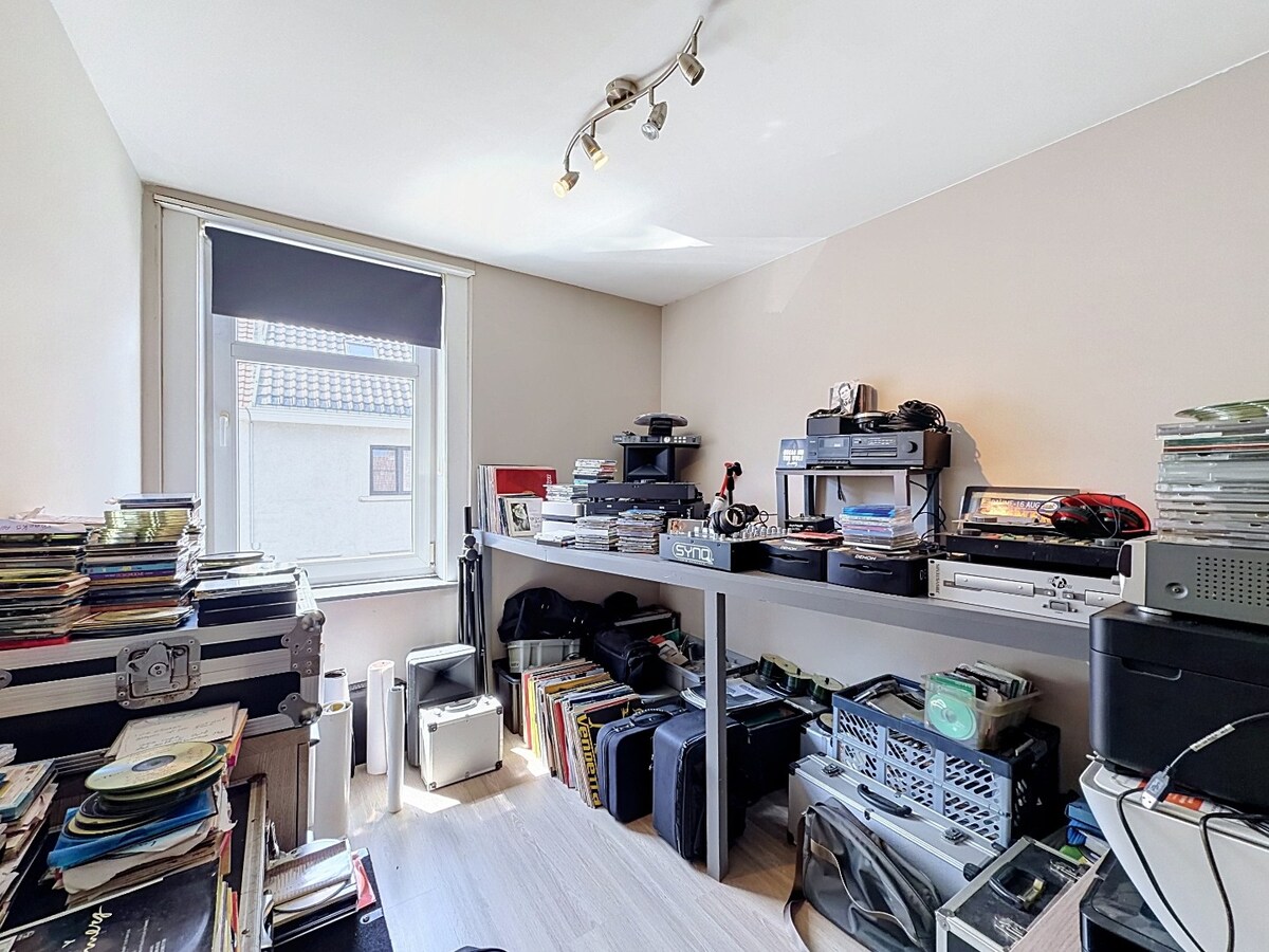 Verder te renoveren woning met garage en tuin nabij centrum Herzele 
