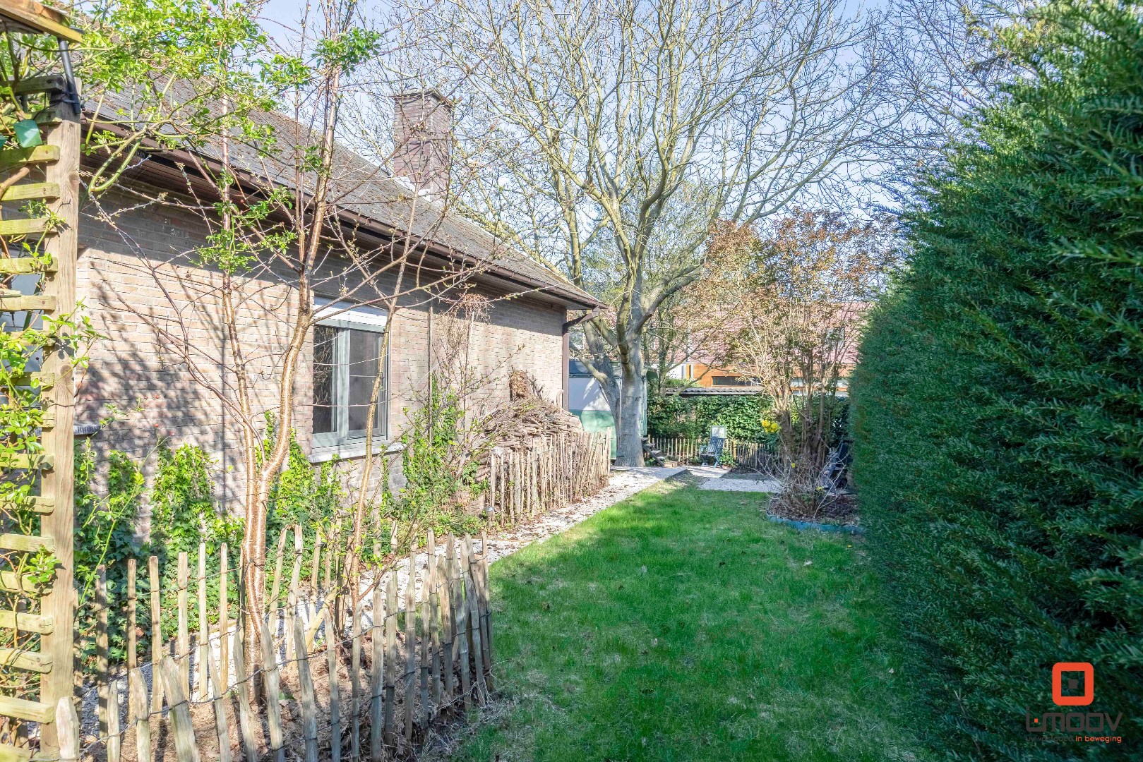 Open bebouwing met 3 slaapkamers en grote tuin in residentiële, groene woonwijk 