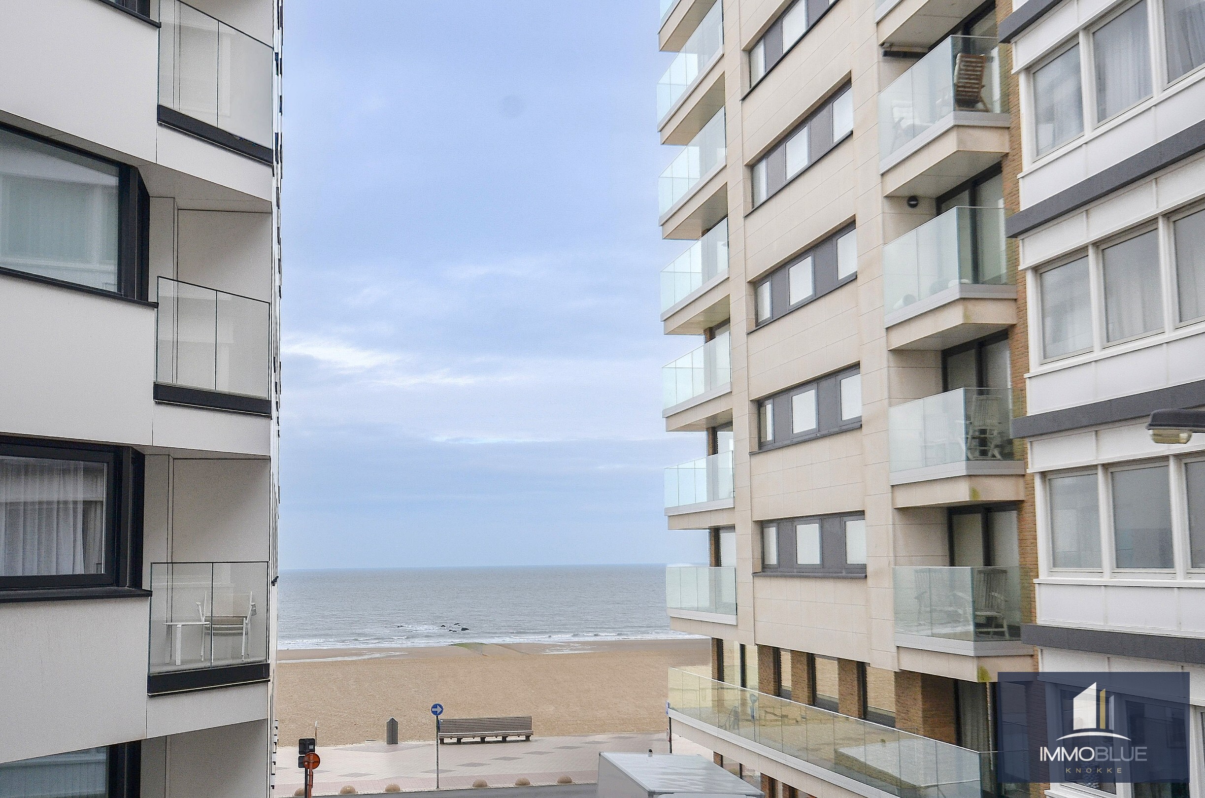 Appartement entièrement rénové avec une belle vue sur la mer. 