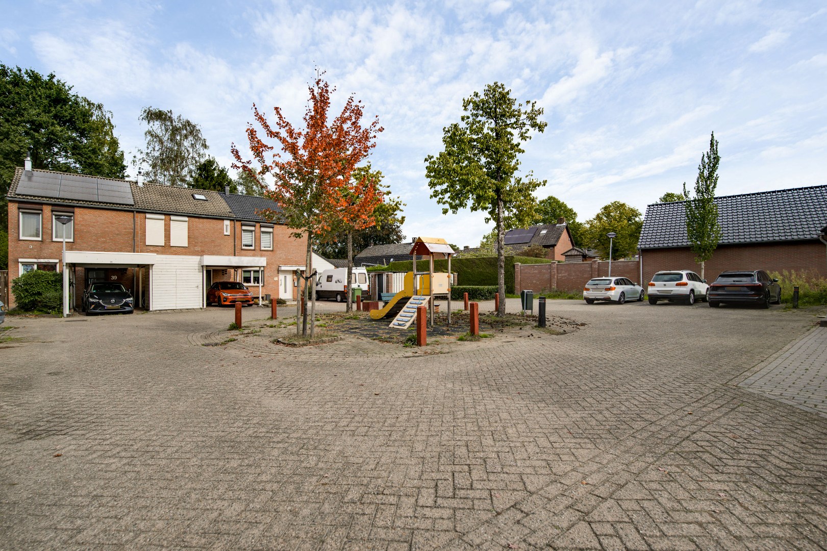 Ruime Tussenwoning in Weert met 4 Slaapkamers, 2 Badkamers, Tuin op het Noordwesten en 2 Parkeerplaatsen - Bouwjaar 1981, 132m² Woonoppervlak 