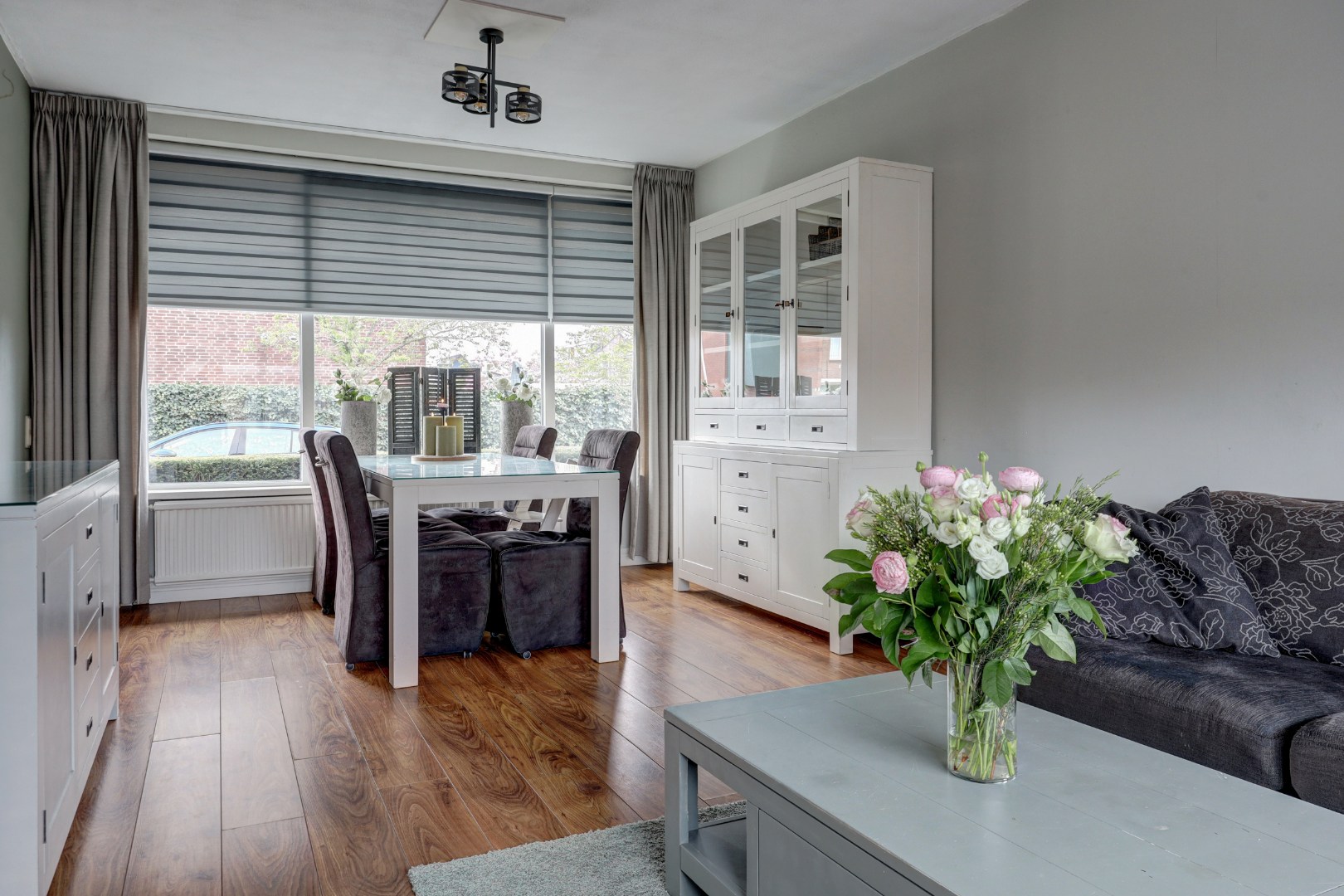 Lichte 4-kamer tussenwoning met eigen garage, 3 slaapkamers, onderhoudsvriendelijke tuin met berging en gelegen op eigen grond! 