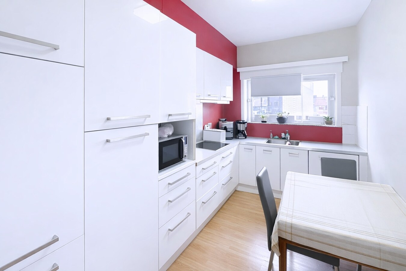 Opbrengsteigendom bestaande uit 3 appartementen en handelsgelijkvloers gelegen in het centrum van Koekelare 