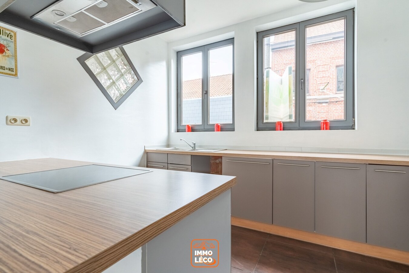 Ensemble immobilier avec surface commerciale et appartement LOFT + local à aménager, en PLEIN CENTRE-VILLE, IDEAL investisseurs !! 