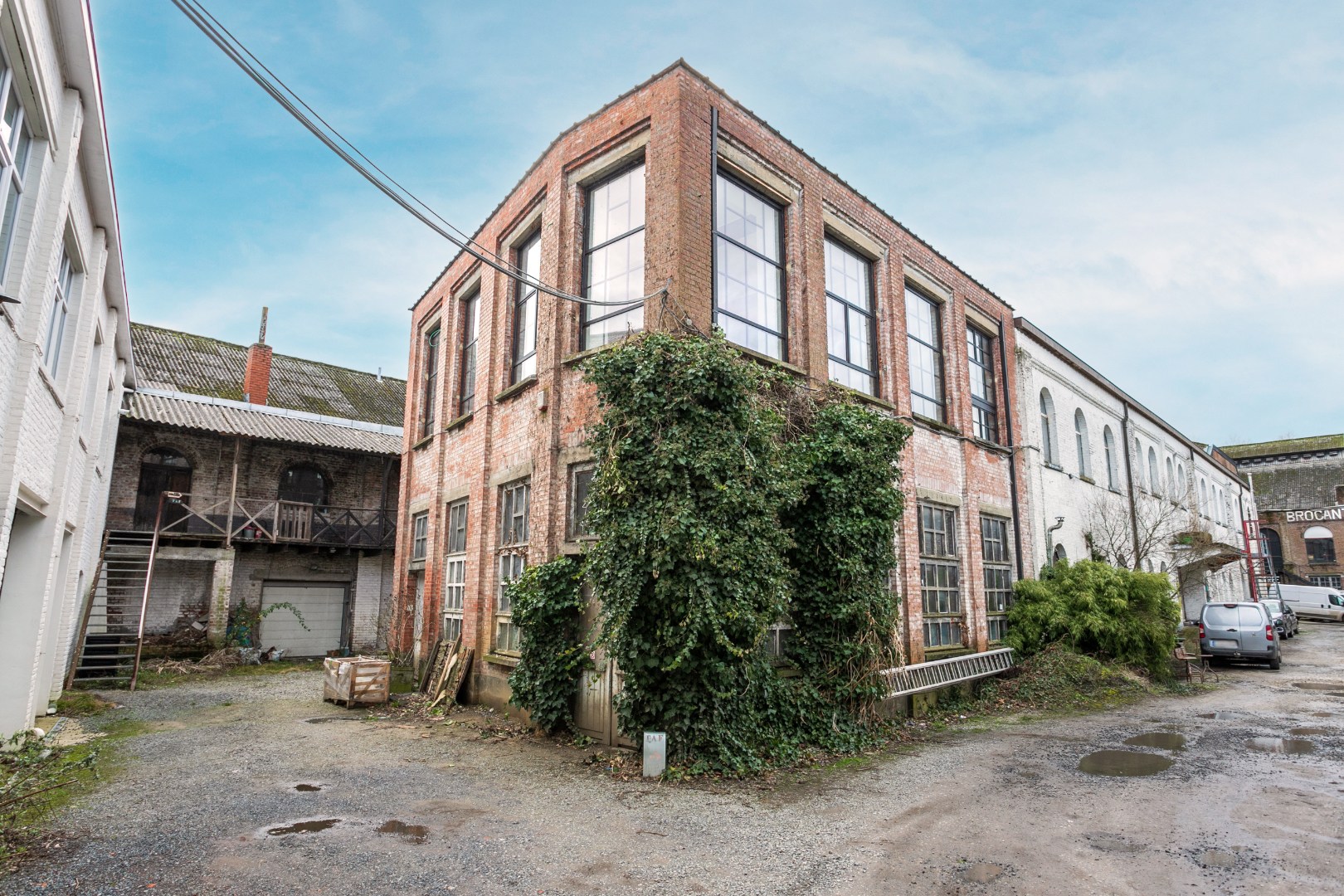 Opbrengsteigendom met gerenoveerde loft (EPC B) en atelier (100m²) naast het station van Braine-le-Comte 