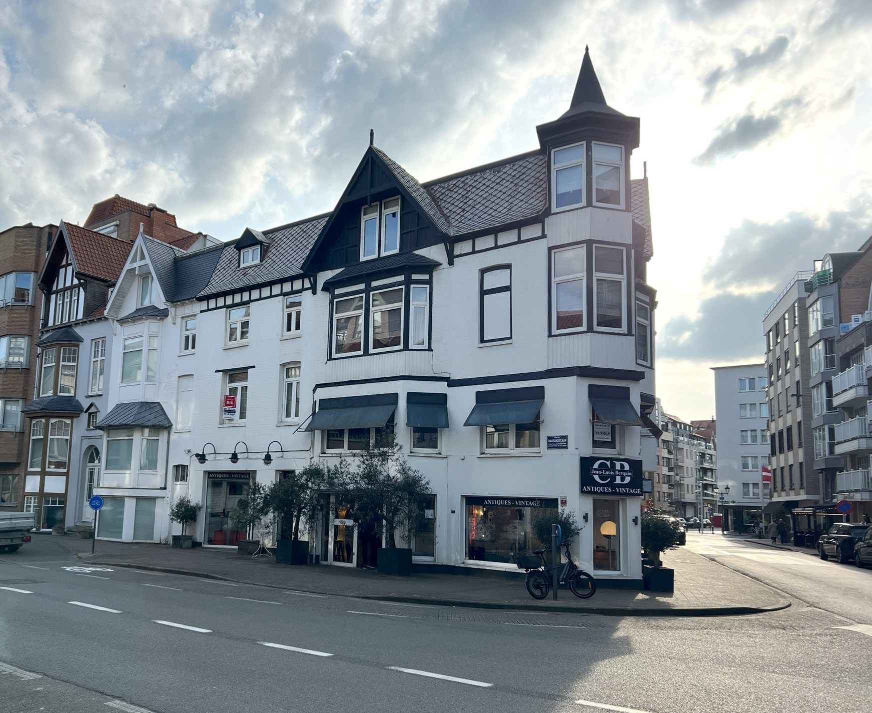 Local commercial avec studio situé au-dessus, situé au centre de Knokke. 