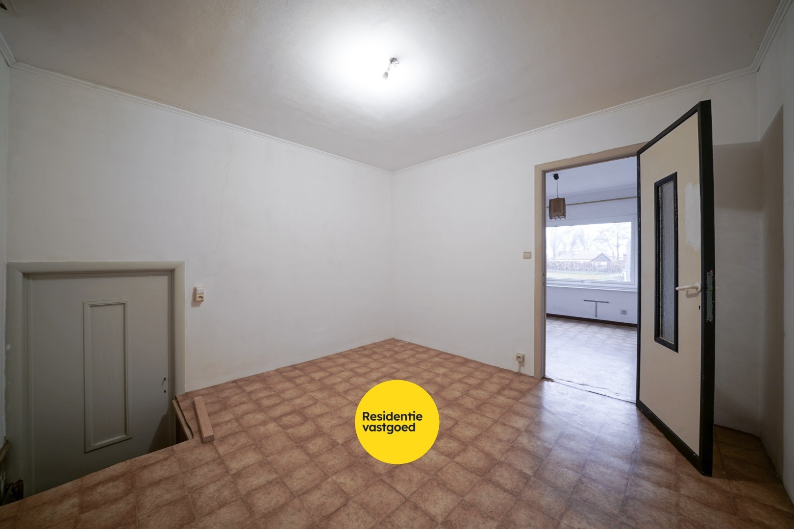 Alleenstaande woning op ruim perceel met vernieuwd woongedeelte en loods (80 m²) 