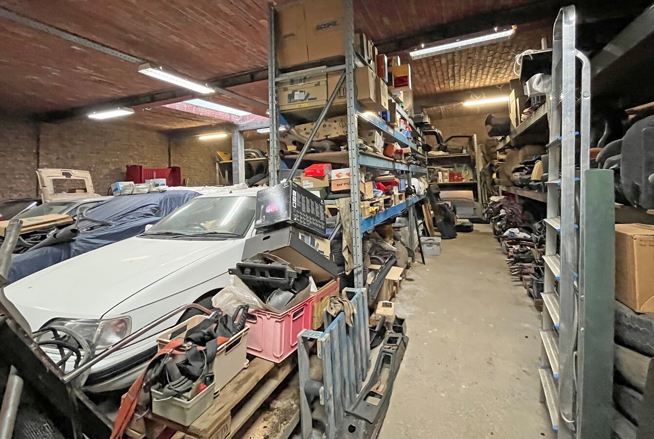 Goed gelegen magazijn met 2 bovengelegen appartementen 