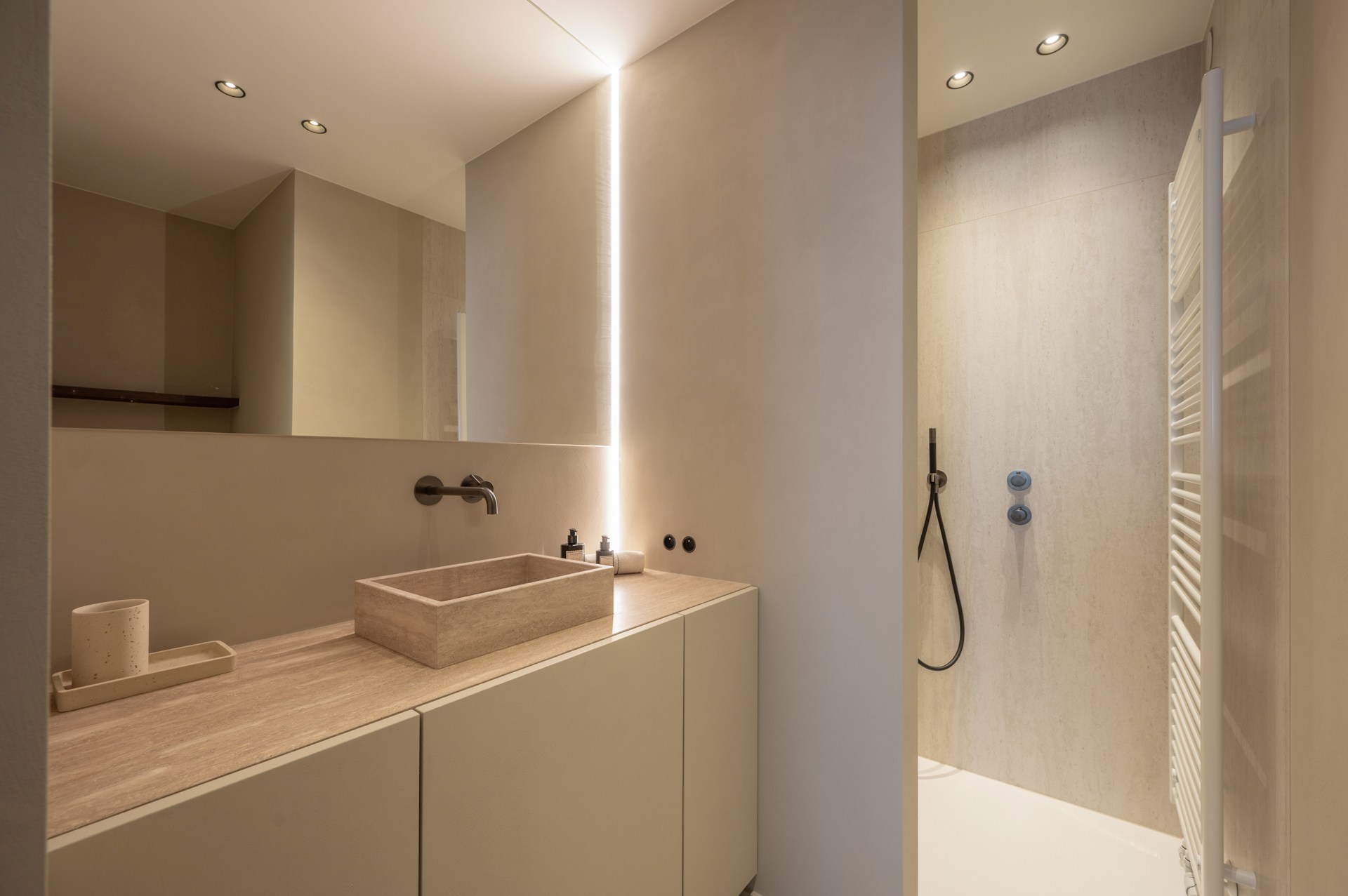 Prachtig gerenoveerd en instapklaar appartement met 3 slaapkamers en frontaal zeezicht, gelegen in een prestigieuze residentie op de zeedijk in het Zoute. 