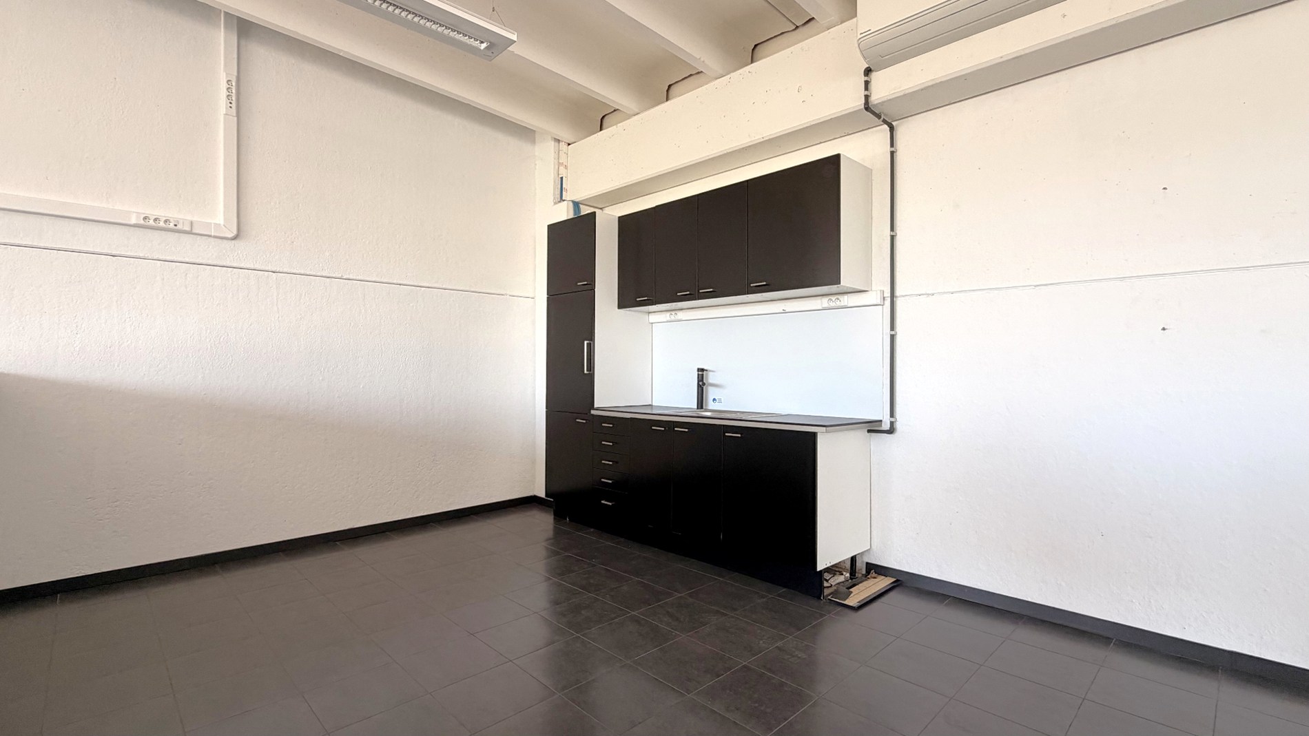 Magazijn met laadkade en kantoren te huur aan E17 in Kruibeke