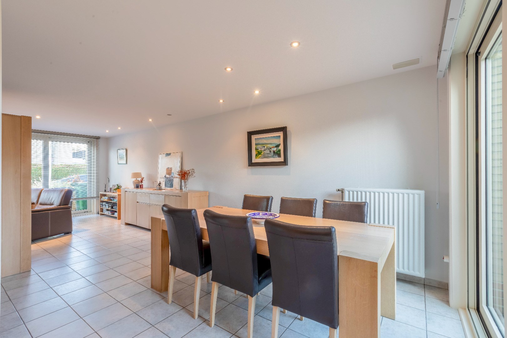 Verzorgde en instapklare halfopen bebouwing met zuidertuin en garage. 