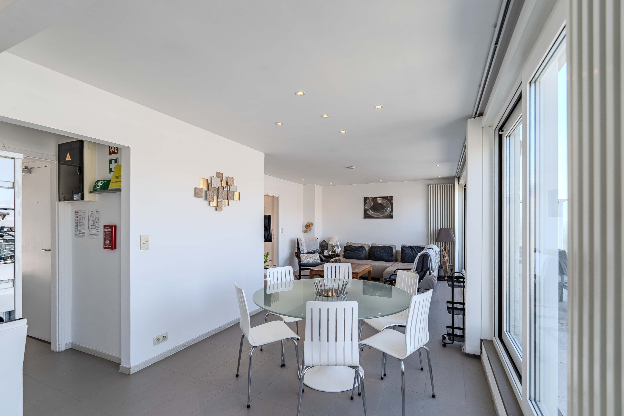 Schitterend penthouse met 2 slaapkamers, ruime terrassen en zijdelings zeezicht. 
