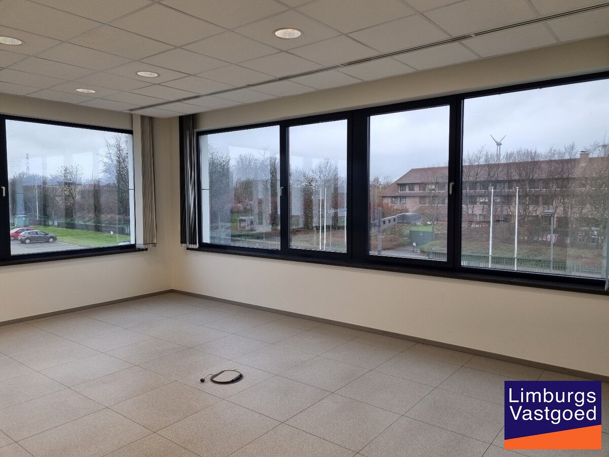 Kantoren 1e VDP - 527 m² + 25 parkings - nabij E 313 