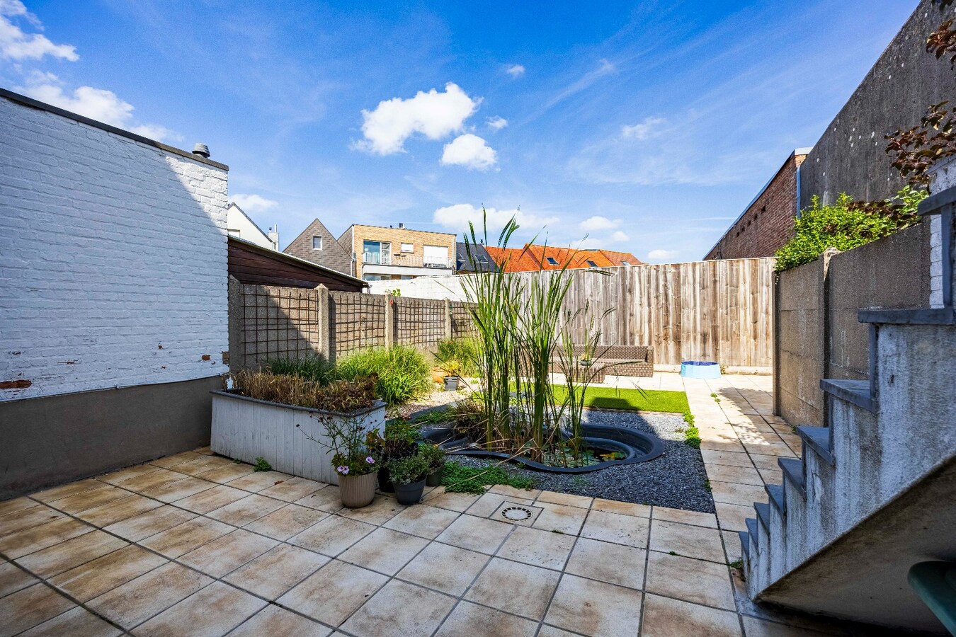 Instapklare bel-etagewoning met garage, zonnepanelen en aangename buitenruimte in het centrum van Heist. 