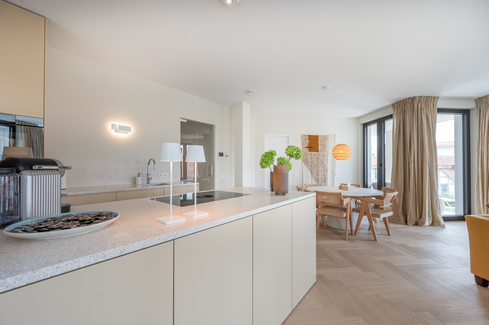 Op de tweede verdieping van de exclusieve residentie Triangle Vert, een gebouw geïnspireerd op de iconische Flat Iron in New York, vindt u dit uitzonderlijke hoekappartement. 