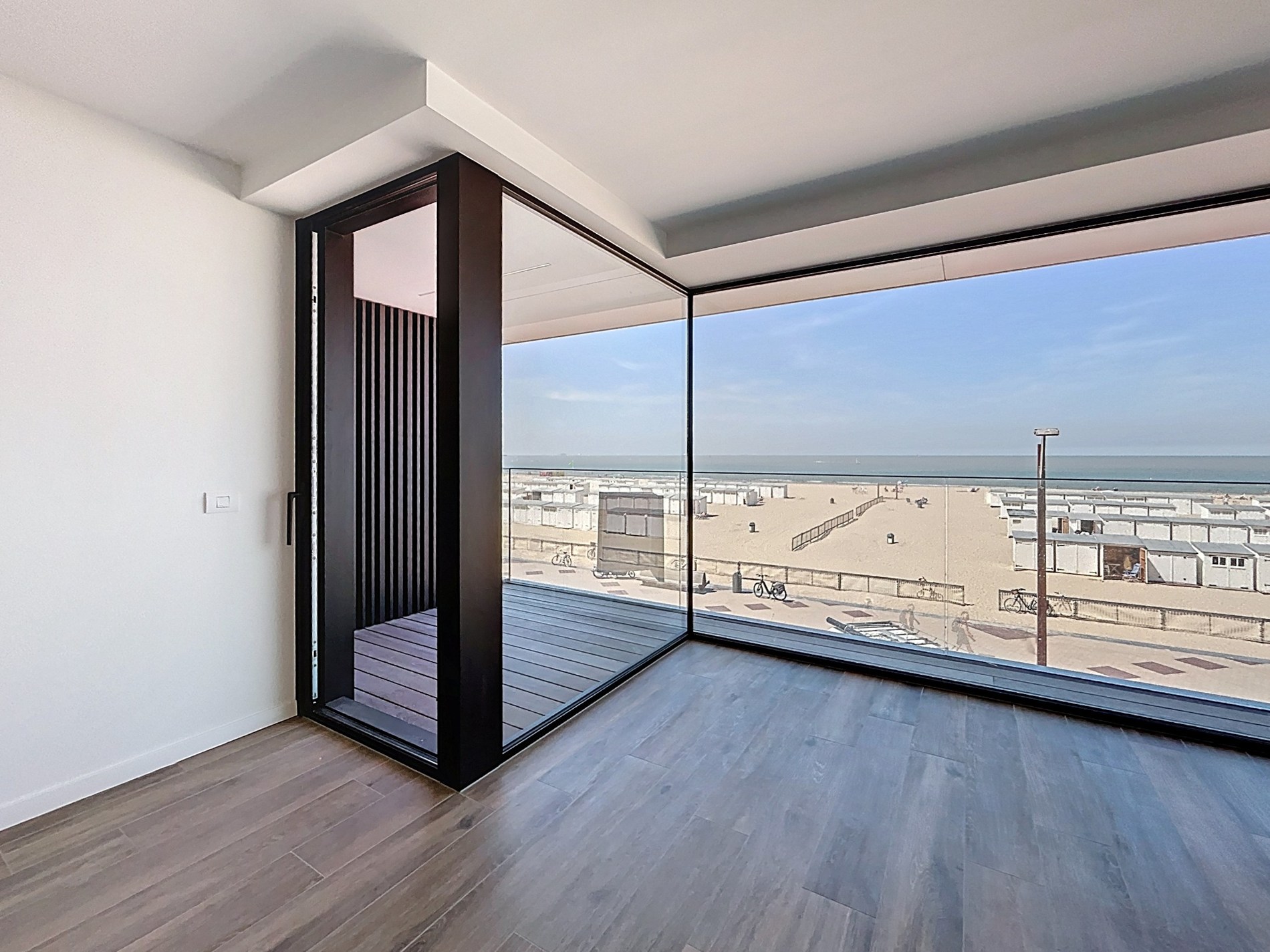 Appartement neuf haut de gamme au deuxième étage avec une vue imprenable sur la mer à vendre. 