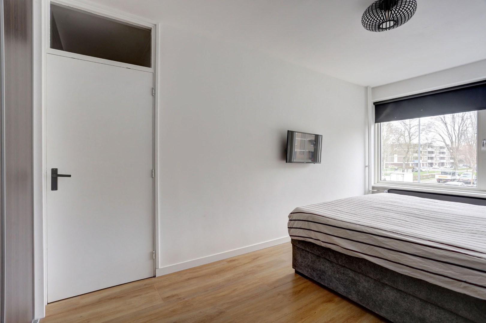 Zonder klussen te betrekken, instapklaar 3-(voorheen 4) kamer appartement met moderne keuken en badkamer, 2 balkons, berging in de onderbouw en gelegen op eigen grond! 