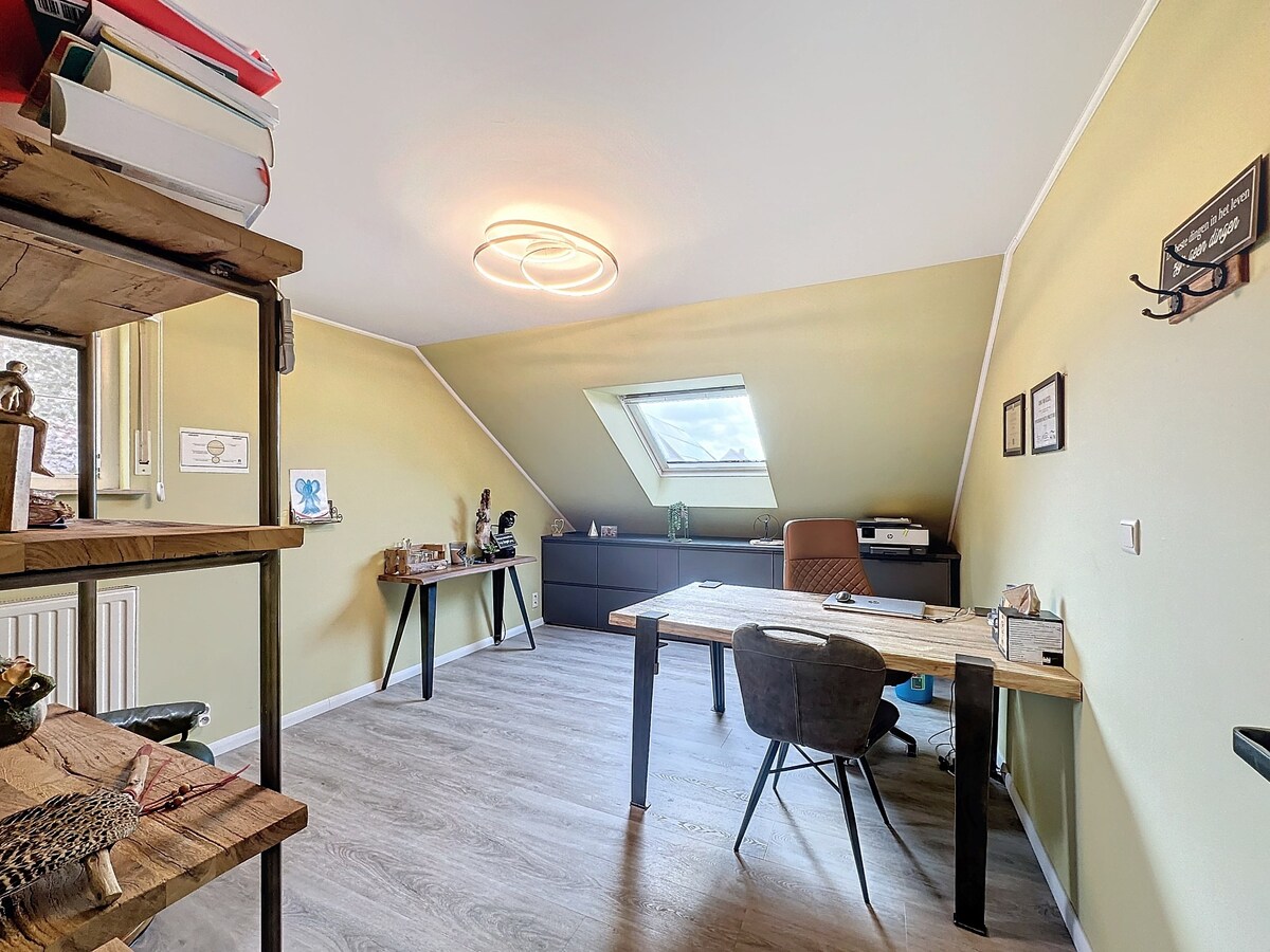 Deze woning is gelegen in Kaulille, een deelgemeente van Bocholt, in een doodlopende straat met een gezellig pleintje. 