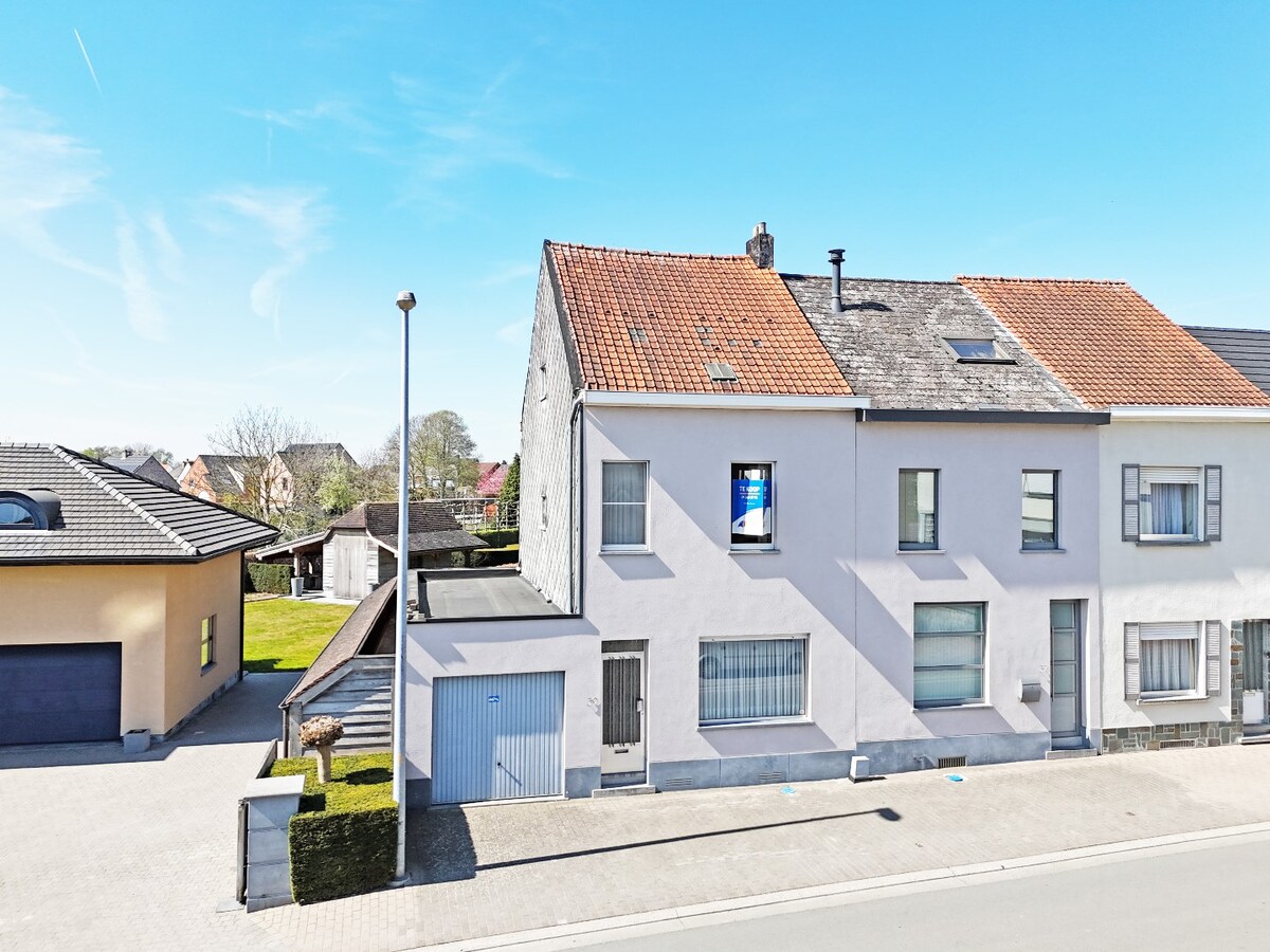 Te renoveren woning met garage en tuin nabij centrum Zottegem 