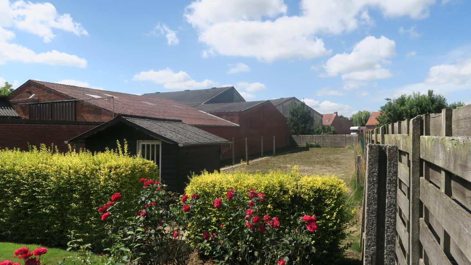 Degelijke open woning op ruim perceel van 843m² 