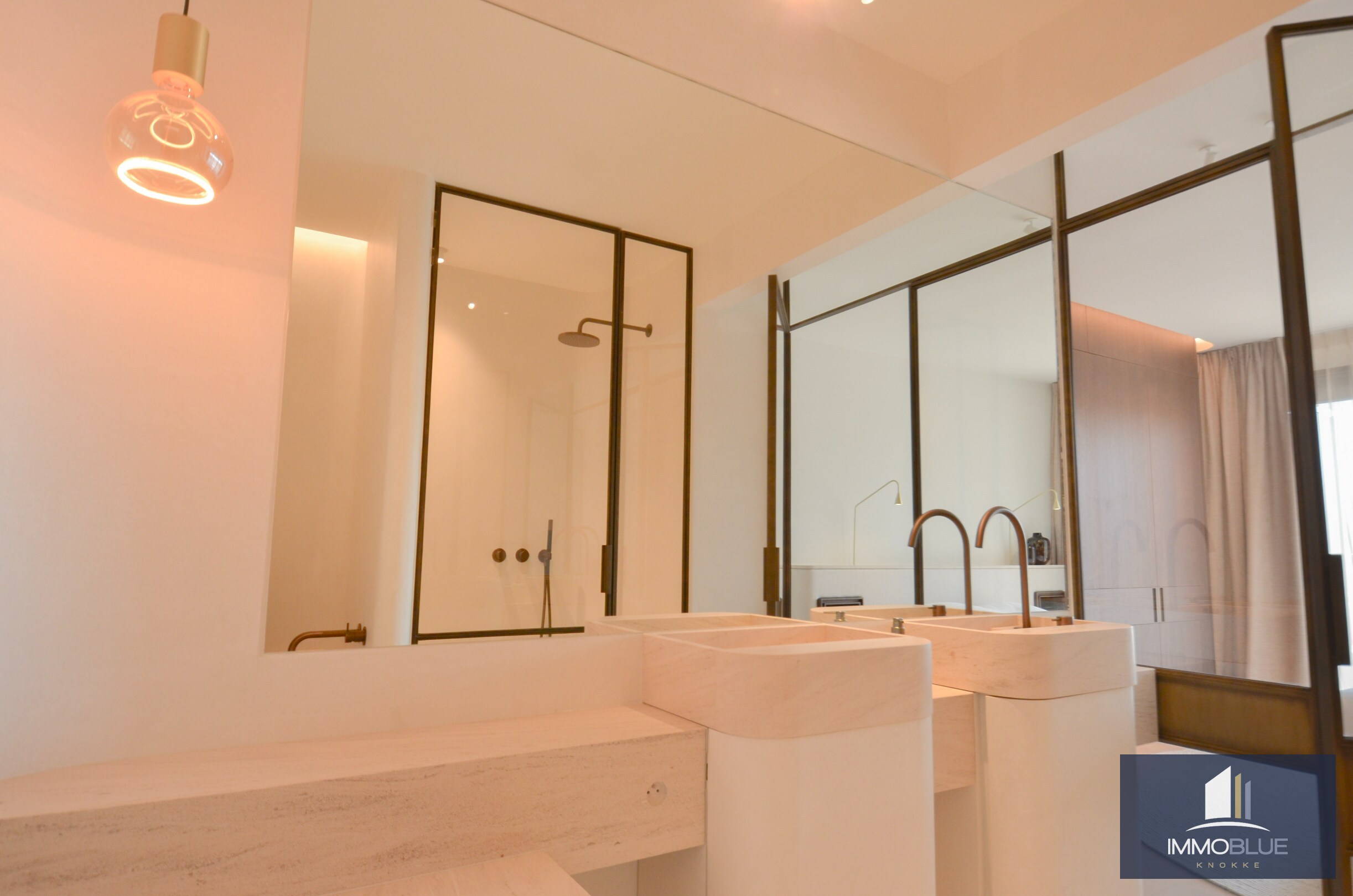 Appartement exceptionnellement rénové avec vue mer frontale situé au Zoute. 