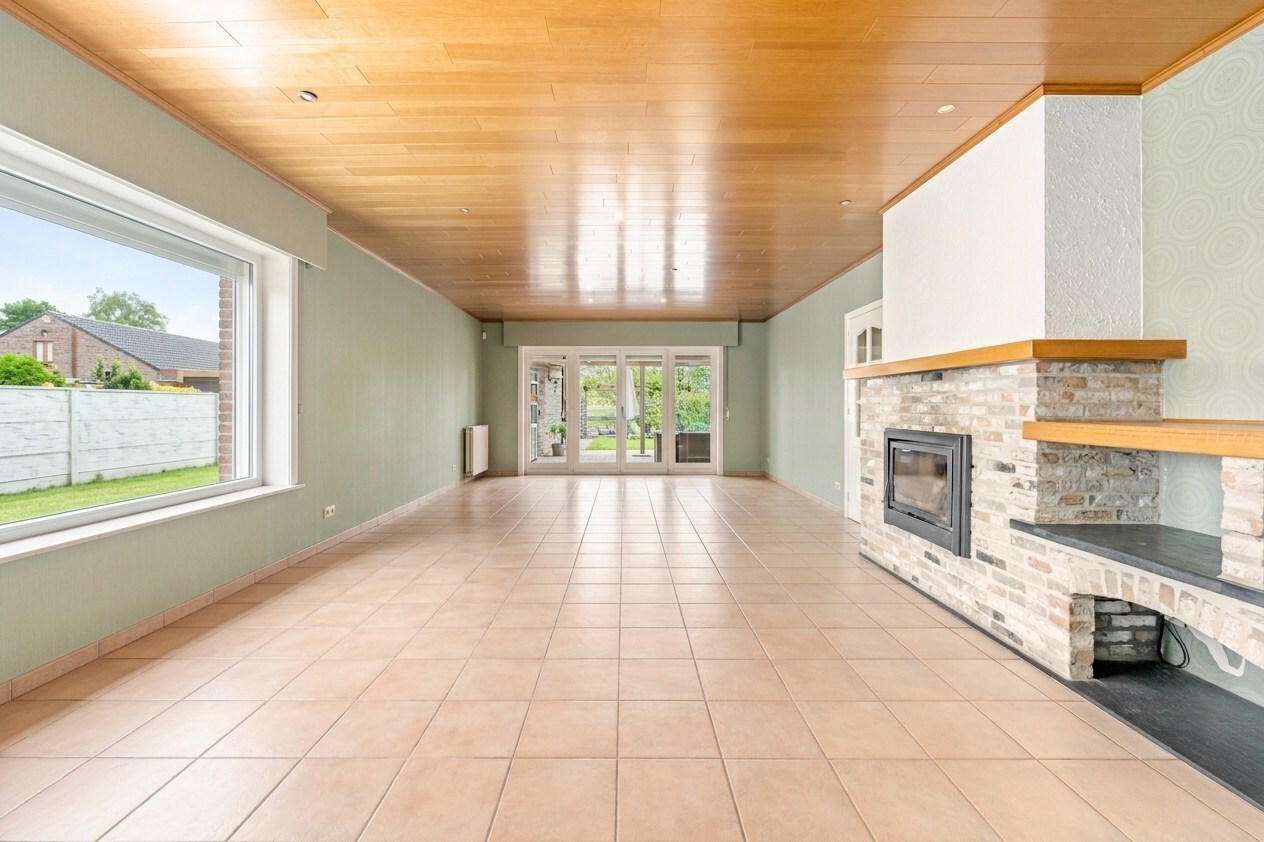 Wonen en werken combineren op toplocatie te Ichtegem - handelswoning met ruime woonst, tuin en garage 